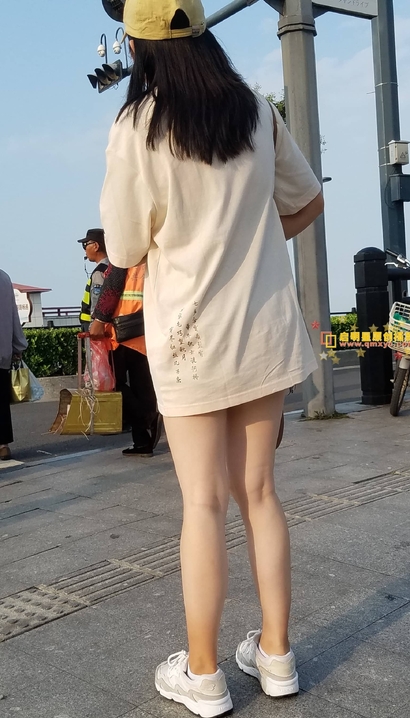 一位丰姿妍丽的性感热裤丰臀美女[YU-01AD]