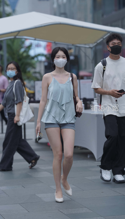一个曲线玲珑的潮流热裤大长腿女神[XD-WL12]