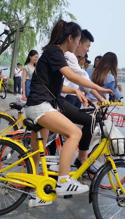 抓拍肤如凝脂的时尚热裤圆臀小姐姐[ZD-YF47]