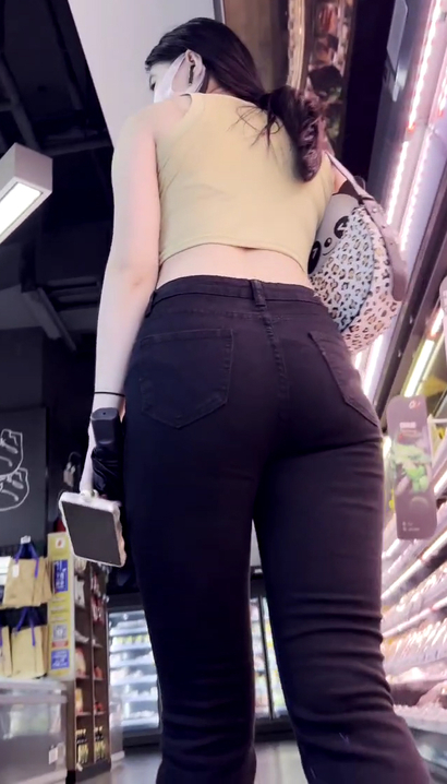 【视频】街拍国色天资的新潮紧身牛仔裤美腿美女[ZT-K16I]