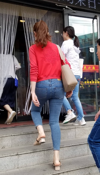 偶遇倾国倾城的小清新紧身牛仔裤翘臀美眉[CY-5F4H]