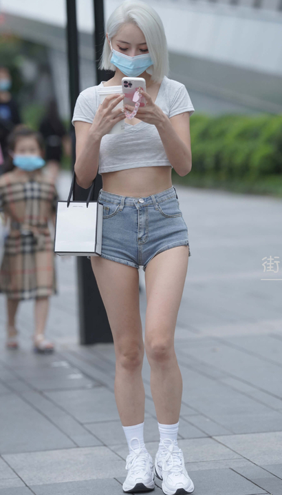 街拍优雅大方的性感热裤大长腿女神[PK-8464]