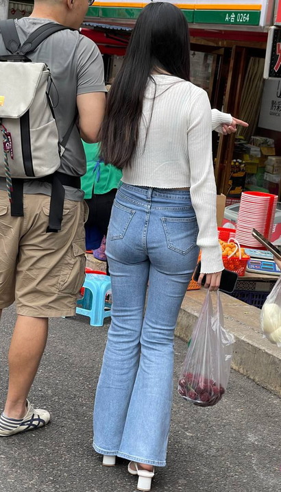 街拍金枝玉叶的前卫牛仔裤翘臀女孩[AK-W23N]