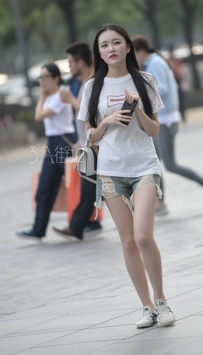 一位清艳脱俗的新潮热裤美腿女神[XD-W902]