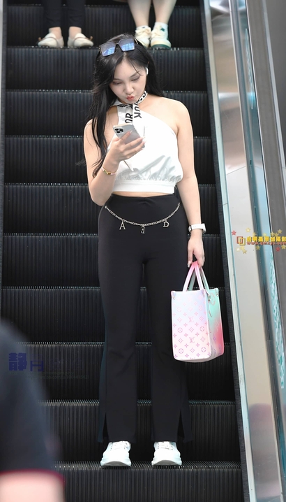 一位婀娜多姿的极品紧身裤美腿女孩[QQ-S91H]