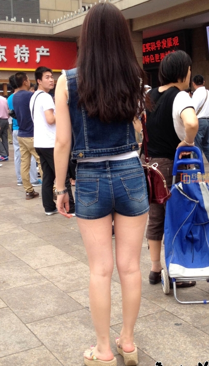 抓拍身材近乎完美的风尚热裤丰臀辣妹[EW-WQ1A]