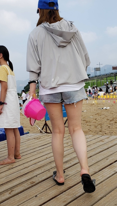 街拍绝色美人的潮流热裤圆臀靓女[RB-AA6C]