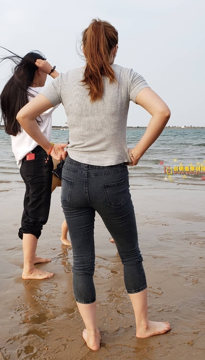 街拍身材完美的时髦紧身牛仔裤丰臀女孩[ZD-R5N5]