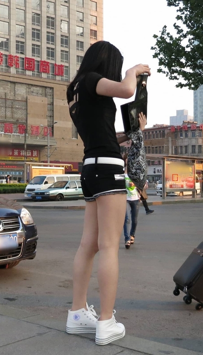 一个花容月貌的气质热裤美腿御姐[UU-B6IB]