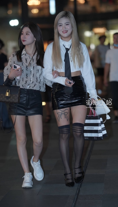 街拍圆润紧绷的前卫裹臀裙大长腿美眉[MZ-6849]