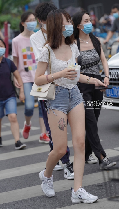 街拍闭月羞花的时髦热裤长腿女孩[DA-GF70]