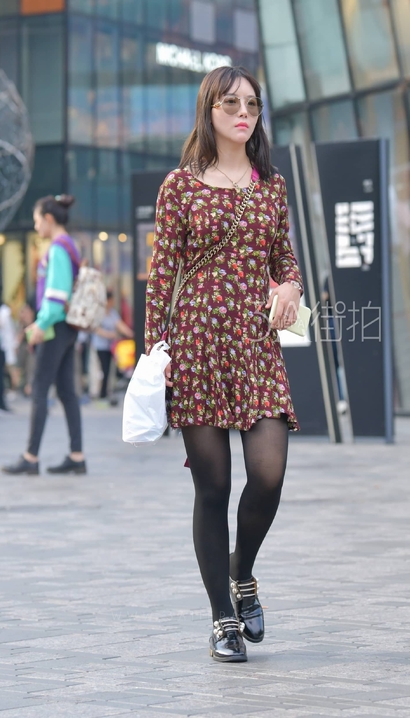 街拍艳若桃李的极品小短裙紧臀女神[OV-QGQ7]