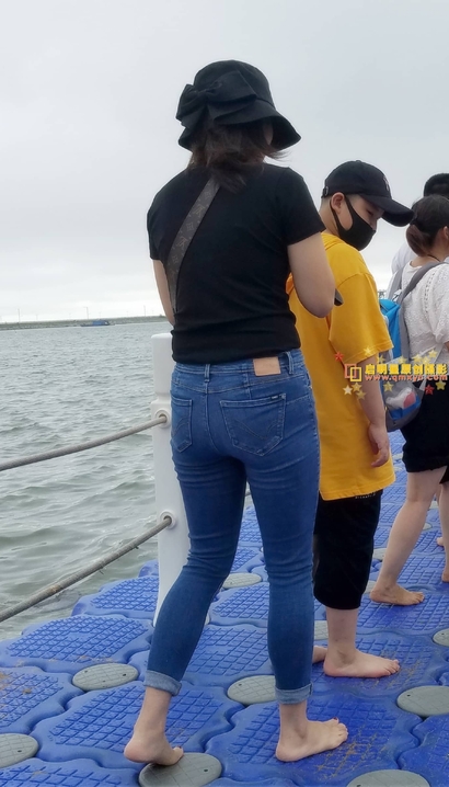 抓拍沉鱼落雁的性感牛仔裤丰臀女神[TZ-C0VS]