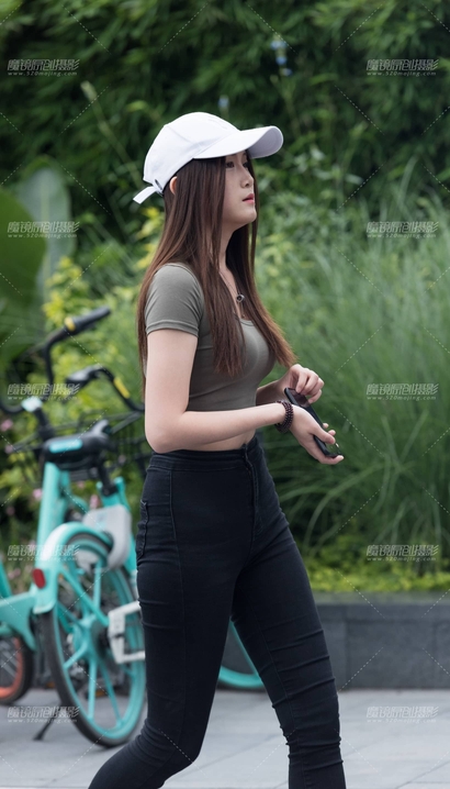 一个袅袅娉娉的时尚牛仔裤长腿美女[GL-0CMY]