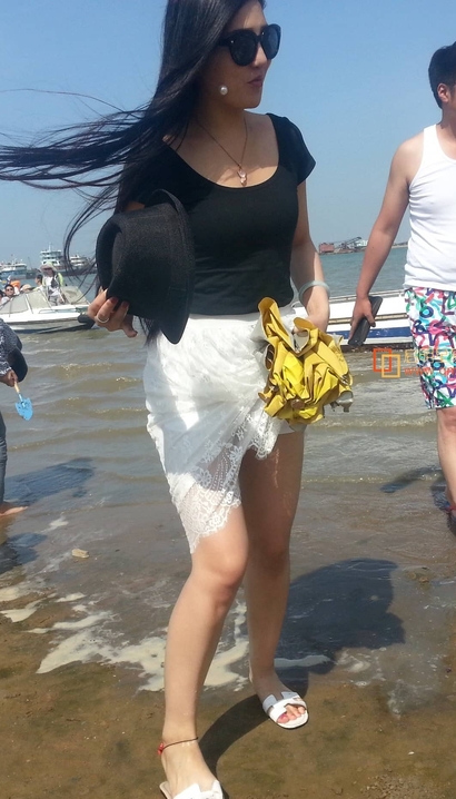 抓拍双瞳剪水的潮流包臀裙大长腿美女[AO-L91K]