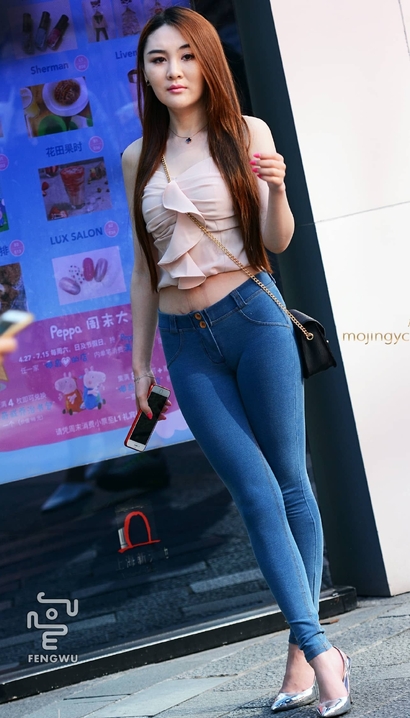 街拍水灵秀气的小清新紧身裤美腿女生[JV-O0AN]