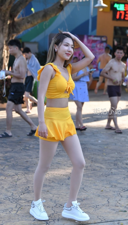 一位曲线迷人的前卫优美装扮大长腿靓女[TM-8V74]