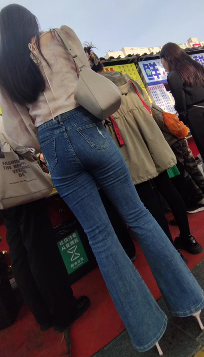 【视频】一位袅袅婷婷的潮流紧身牛仔裤宽臀女孩[UW-2QIQ]