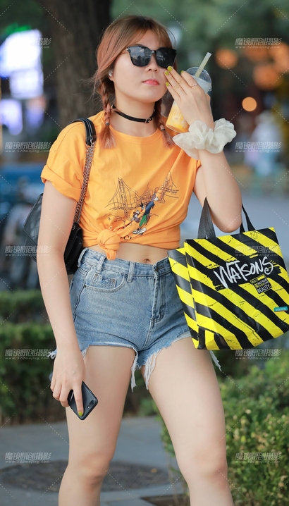一个冰清玉洁的潮流热裤翘臀御姐[UM-I37M]